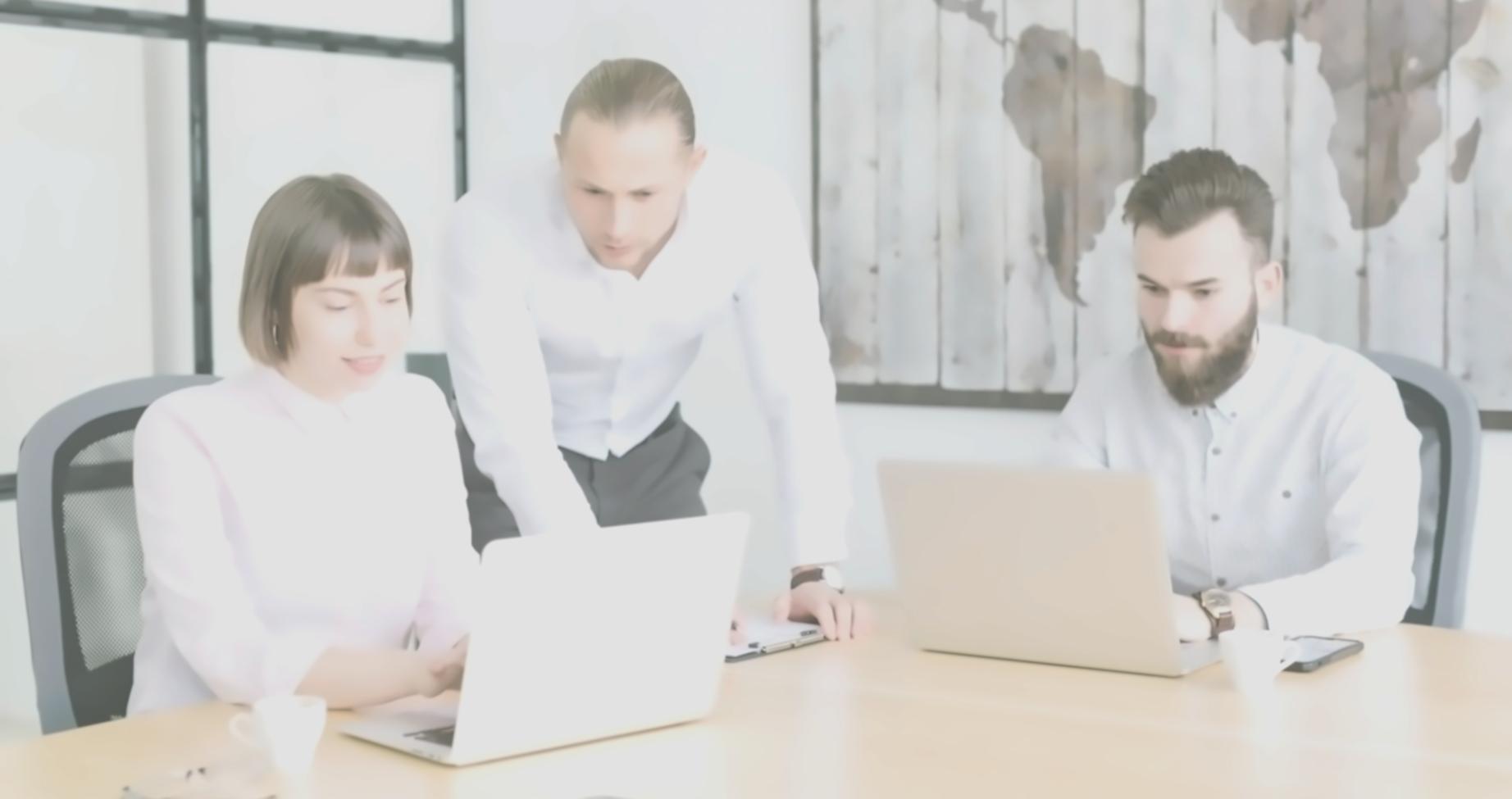 Session de travail avec documents financiers et outils d'analyse disposés sur un bureau