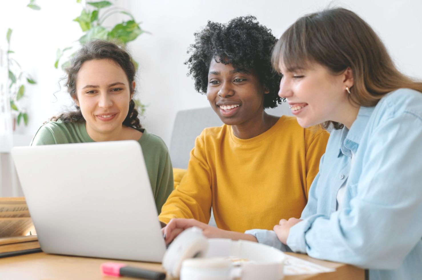 Salle de formation avec tableaux d'analyse financière